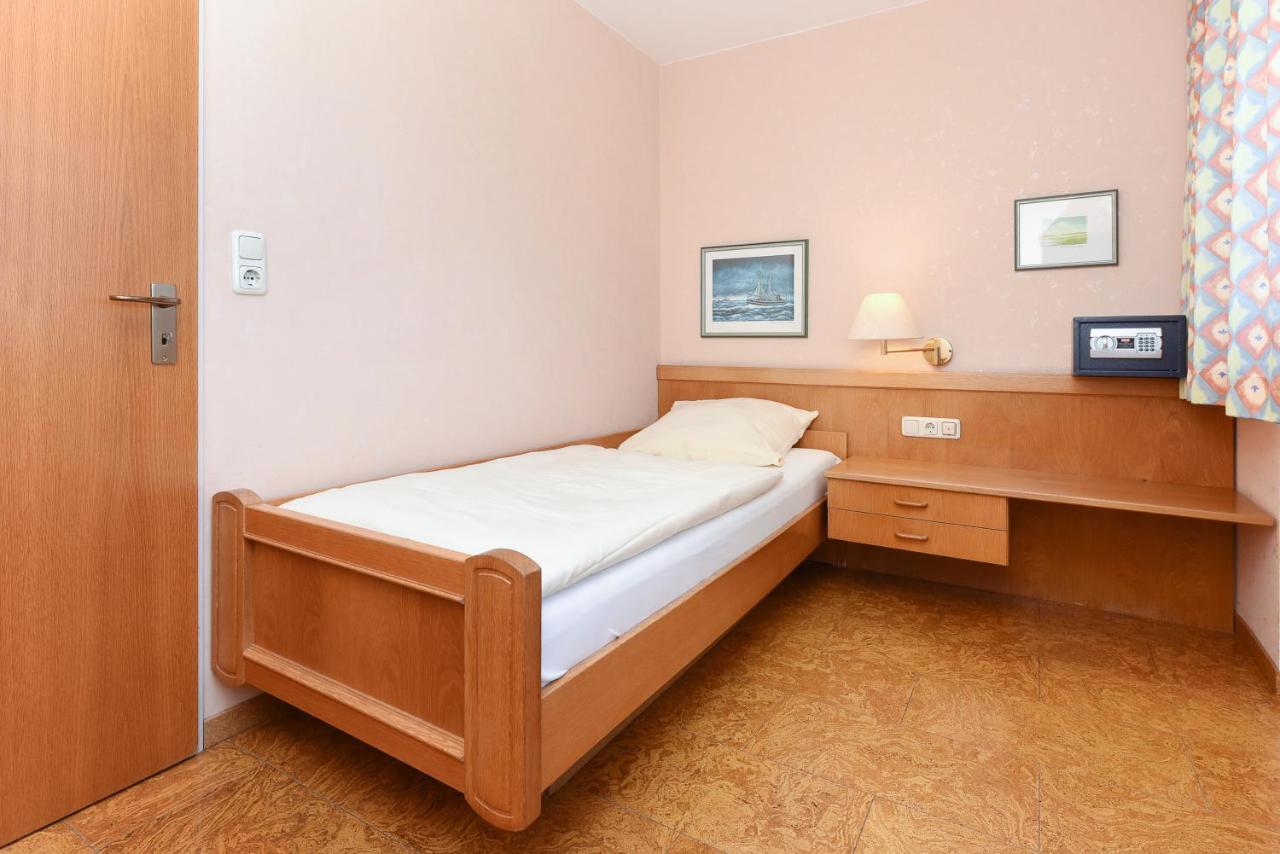 Hotel-Pension Stoertebeker Бензерзиль Экстерьер фото