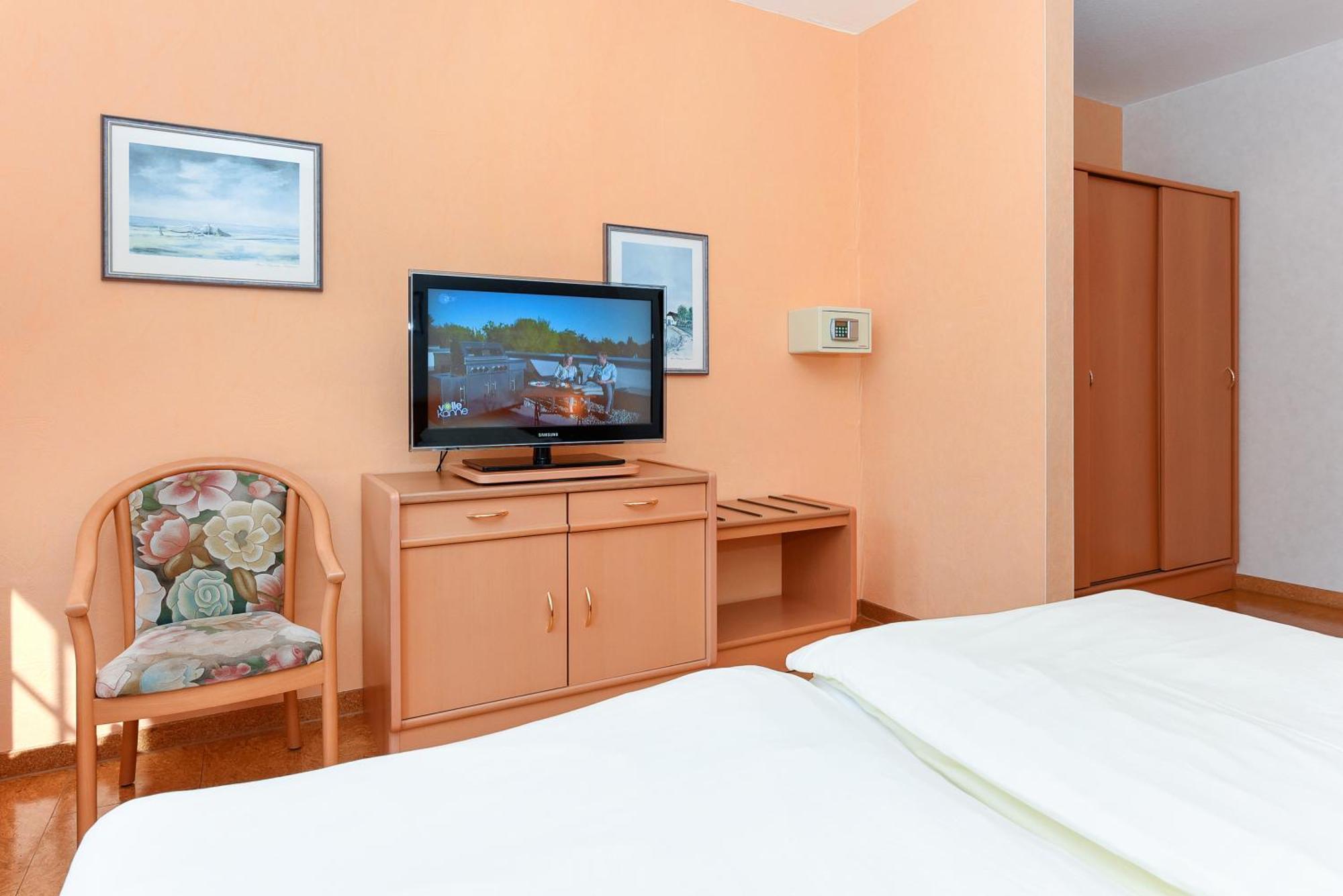 Hotel-Pension Stoertebeker Бензерзиль Экстерьер фото